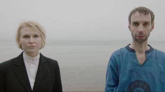 Kärt and Thomas standing by the sea.